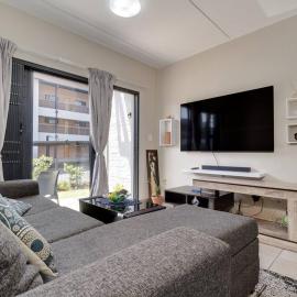 GroundEazy beside Mall of Africa, hotel in Midrand