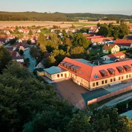 Penzion a restaurace Zlatovláska u zámku Červená Lhota، فندق في Jižná
