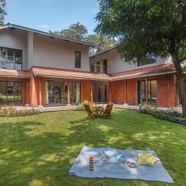 SaffronStays Amavi - 4BHK Villa in Dapoli with Lawn & Tropical Garden, Perfect for Family Celebrations: Dapoli şehrinde bir otel