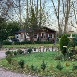 Log Cabin, Conveniently Situated halfway between Stratford and Warwick, hotel a Stratford-upon-Avon