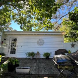 Cozy loft with parking and private patio w/ grill