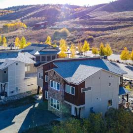 Ski-In/Ski-Out Granby Townhouse w/ Private Hot Tub, hotel v mestu Granby