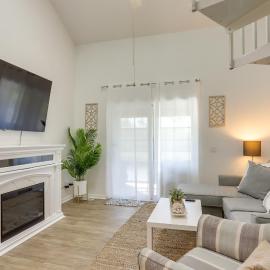 Charming Condo on Lake Erie w/ Community Pool, מלון בSand Beach