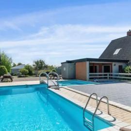 Lejlighed/rækkehus med adgang til pool., khách sạn ở Vipperød