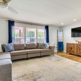 Hillsboro Hideaway w/ Private Hot Tub & Bunkhouse!, hotel in Hillsboro