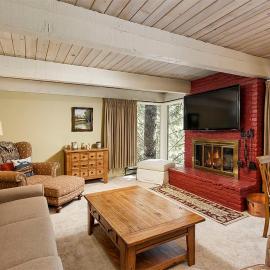 Chateau Eau Claire Unit 22, Condo Overlooking the Roaring Fork River with a Private Deck, hotel in Aspen