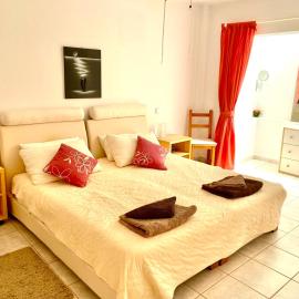 2 Bedroom, Sea Side Retreat Saronida, hotell sihtkohas Saronida