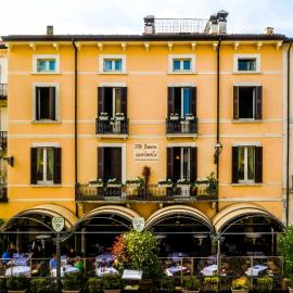 Flowers Apartments, hotel in Desenzano del Garda