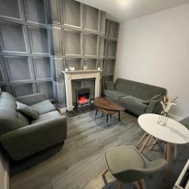 Lovely 4 bedroom Victorian house with back courtyard