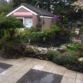 Romantisch Tiny Gardenhouse in beautiful garden, hotel in Zandvoort