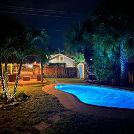 The Peacock Bungalow- Heated Pool & Jacuzzi- 5 min to beach!, hotel v mestu Lake Worth