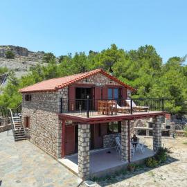Petronas Land House 2, hotel v destinaci Archangelos