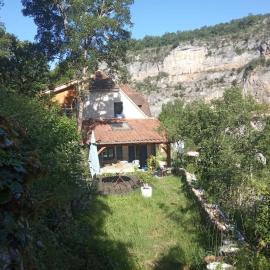 Maisonnette dans un écrin de pierre et de verdure