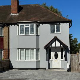 3 Bed House in Cheam, London with Garden, Parking and Playground، فندق في Cheam