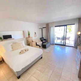 Flamboyant Oasis, Hotel in Baie Nettle
