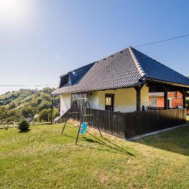 Holiday Home Aleks، فندق في ليندافا