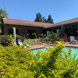 Footprints Self Catering Indoor Heated Pool and Fireplaces, hotel a Lanseria