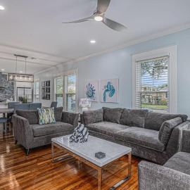 Luxury Designer Coastal Villa Bright Beautiful, hotel in Galveston