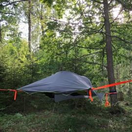 Tree-tent overlooking lake in private woodland, hotelli kohteessa Agunnaryd