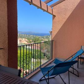 Appartement piscine et vue mer.
