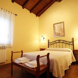 Casa Rural Puerta del Sol II de 2 habitaciones, hotel in Candelario