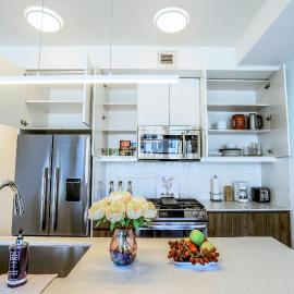 Vibrant & Modern Loft-style Walkout Near LRT, hotel u gradu Kalgari