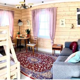 Stuga på hästgård med sjöutsikt, hotel a Frösö