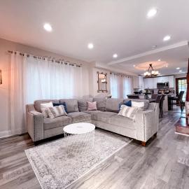 Cheerful & Modern Home w/ a Walkout Deck Area, hotel in Glenside