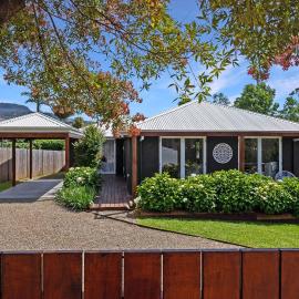 Queenberry Cottage - Jacuzzi, Village Location & 10 Mins To Beach, hotel di Berry