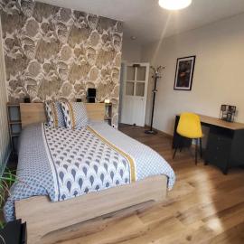 Studio bleu tout équipé avec wifi, hotel in Le Creusot