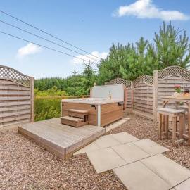Lochinvar - Clydesdale Log Cabin with Hot Tub, hotel a Airdrie