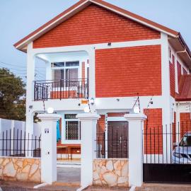 Essmante Villa - Comunal Pool, Gym, Tennis & Basketball Court, hotel v destinaci Oyibi
