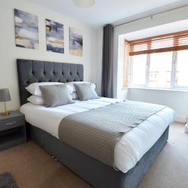 Stylish 2BR Flat - 2 Free Parking Spaces - Near LGW Airport, хотел в Кроули