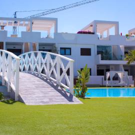 Beautiful Condo in Laguna Beach Resort overlooking Laguna Rosa In Torrevieja With 2 Bedrooms and 2 Bathrooms, hotel di Torrevieja