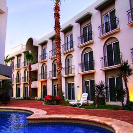 Seven Crown Express & Suites by Kavia, hotel v mestu Cabo San Lucas