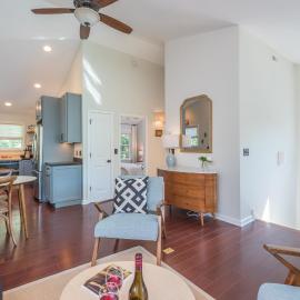 Luxe Loft Pet-friendly, Gas Grill & 5 Minutes from Town