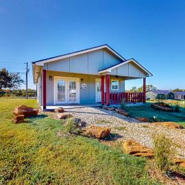 Steps to Lake Eufaula: Home w/ Fire Pit & BBQ, hotel i Eufaula