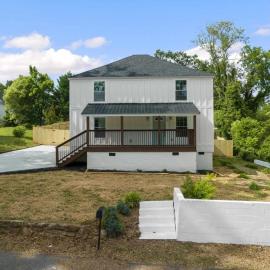 5BR 4B Huge Space with 2 Level Game Barn, Hotel in Greenville