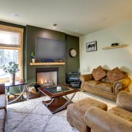 Mammoth Lakes Condo w/ Fireplace: Near Skiing!, hotel a Mammoth Lakes