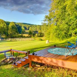 Hendersonville Cabin Near Hiking & Waterfalls!, hotel in Hendersonville