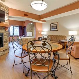 Wisconsin Dells Resort Condo w/ 2 Fireplaces, hotel v destinaci Wisconsin Dells