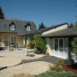 Gîte cosy près du Mans avec jardin, piscine et parking, idéal pour 4 pers. - FR-1-410-388, hotel in Changé