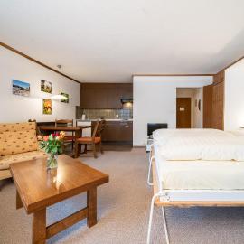 Vulpera में, होटल 6304 Preislich attraktives Studio mit Suedbalkon am Wanderweg