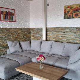Modern eingerichtete 3-Zi-Ferienwohnung zu vermieten, hotel in Löffingen