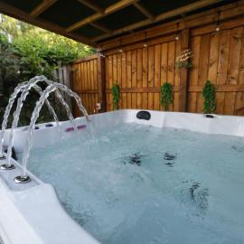 Oasis Retreat Hot Tub Cupar, Hotel in Cupar