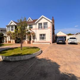 Family & friends get together birthday hot tub, hotel in Porthcawl