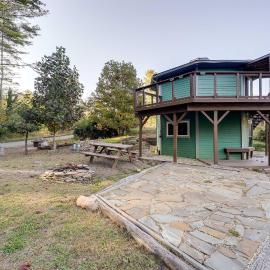 Unique West Jefferson Home w/ Fire Pit & Grill!, Hotel in West Jefferson