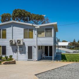 Seaclusion Cottage - Modern renovated beach house, hotell sihtkohas Guilderton