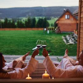 Osada Orlica klimatyczne domki z widokiem na góry i termalnym SPA sauna jacuzzi 4 km od Zieleniec Ski Arena, hotel di Lasowka