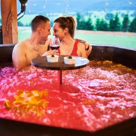 Osada Orlica klimatyczne domki z widokiem na góry i termalnym SPA sauna jacuzzi 4 km od Zieleniec Ski Arena, hotel di Lasowka